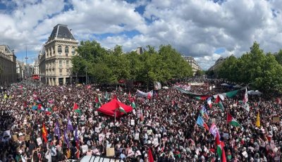 গাজায় গণহত্যা বন্ধের দাবিতে হাজারো মানুষের সমাবেশ