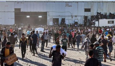 খাদ্যগুদাম ভেঙে ফেলল গাজার ক্ষুধার্ত মানুষ