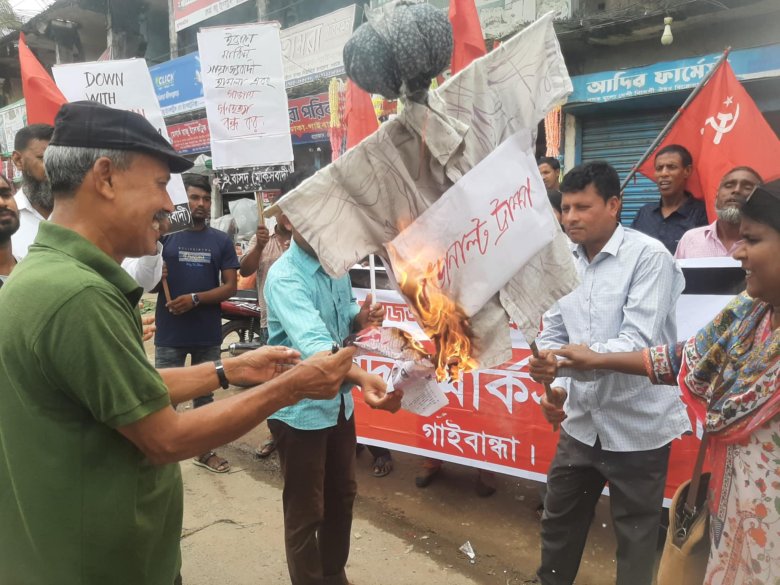 গাইবান্ধায় ট্রাম্পের কুশপুত্তলিকা দাহ