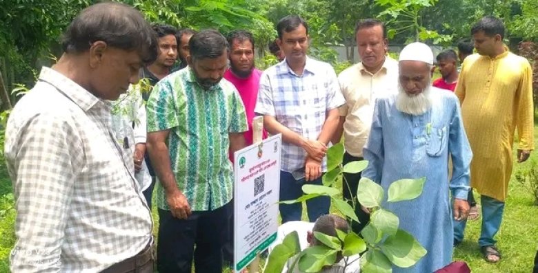 শহীদদের স্মরণে বৃক্ষরোপণ