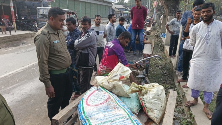 মাছ ভাগাভাগি করে নিলেন কর্মকর্তারা