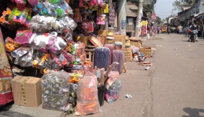 পৌরভবনের চারপাশে ফুটপাত দখল নির্বিকার কর্তৃপক্ষ