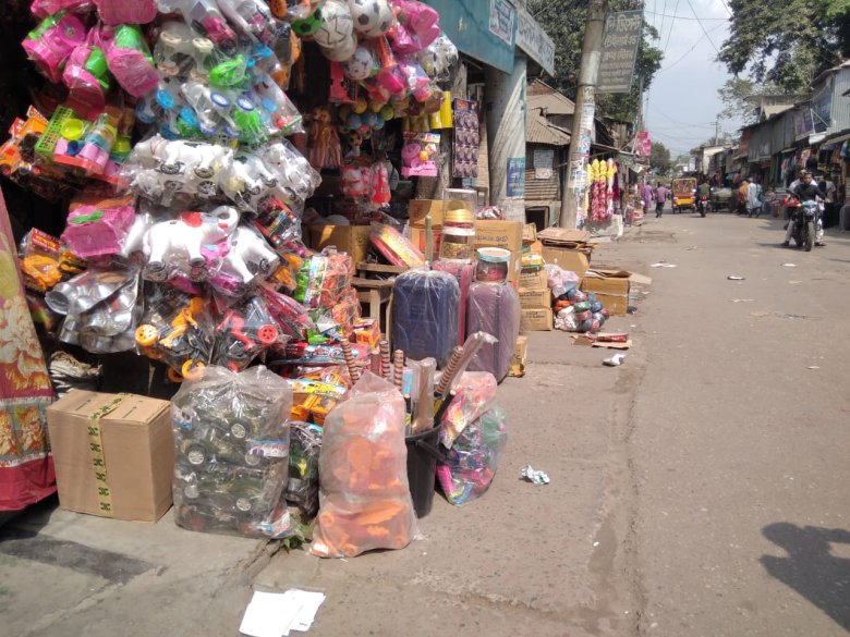 পৌরভবনের চারপাশে ফুটপাত দখল নির্বিকার কর্তৃপক্ষ