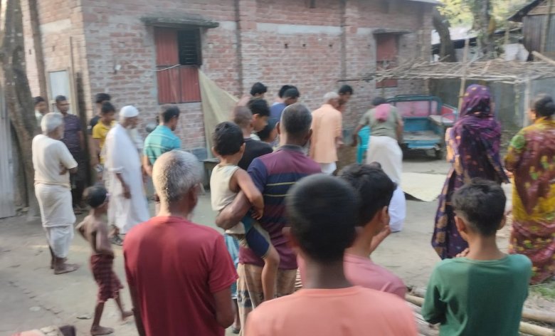 পলাশবাড়ীতে পুকুরে পানি দিতে গিয়ে বিদ্যুৎস্পৃষ্টে কৃষকের মৃত্যু 