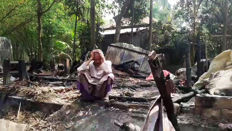 পলাশবাড়ীতে অগ্নিকাণ্ডে দুই পরিবার নিঃস্ব