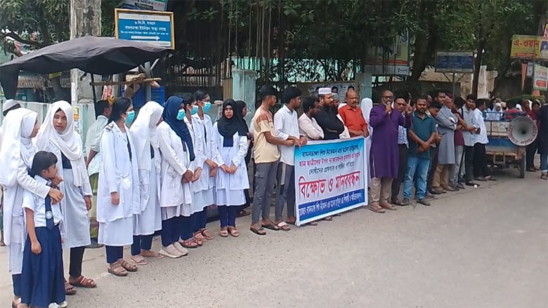 সুন্দরগঞ্জে ফোন নম্বর না দেওয়ায় নারী শিক্ষার্থীদের ওপর হামলা, বিচারের দাবিতে বিক্ষোভ