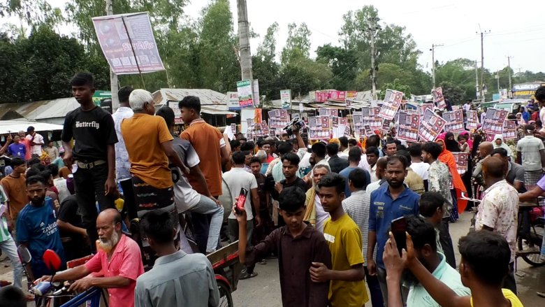 পলাশবাড়ীতে গৃহবধূ ববিতা হত্যার বিচারের দাবিতে সড়ক অবরোধ করে বিক্ষোভ