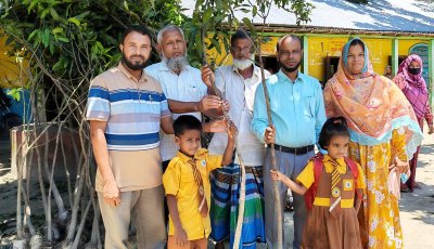 ফুলছড়ির থানাপাড়া স্কুলের শিক্ষার্থীদের আমের চারা উপহার