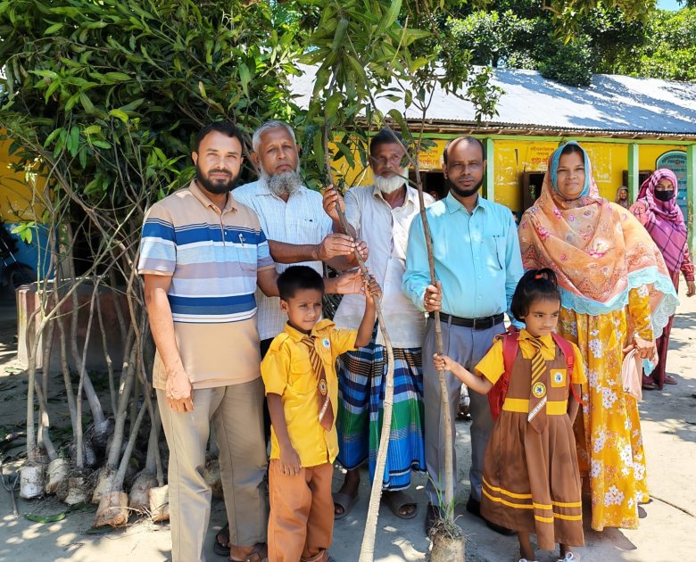 ফুলছড়ির থানাপাড়া স্কুলের শিক্ষার্থীদের আমের চারা উপহার