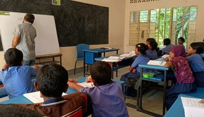 বিশ্ব শিক্ষক দিবস: সম্মানের গল্পে বঞ্চনার ছায়া