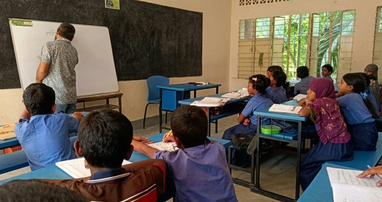 বিশ্ব শিক্ষক দিবস: সম্মানের গল্পে বঞ্চনার ছায়া
